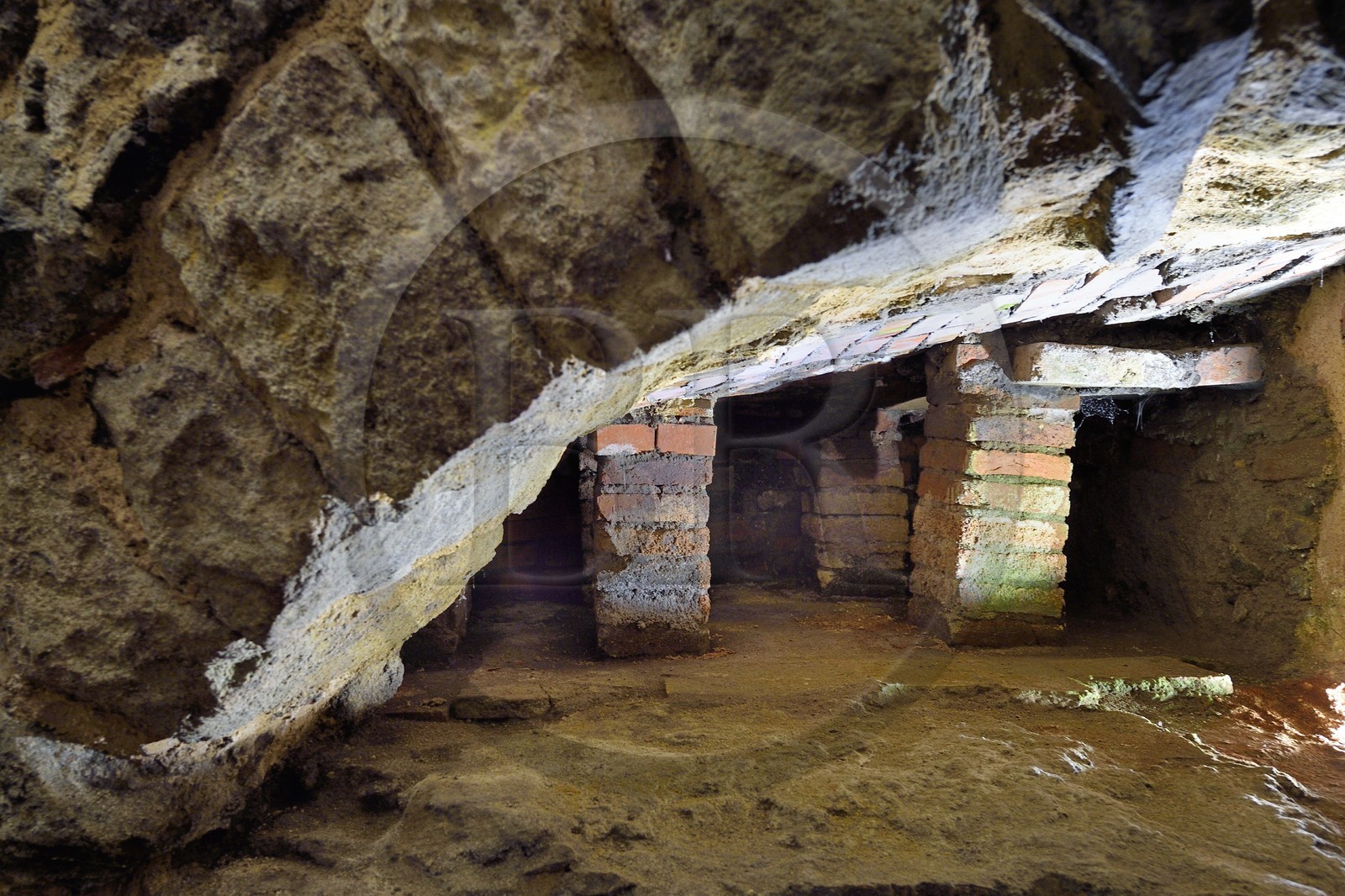 France, Puy-de-Dôme (63), Clermont-Ferrand, rue Pascal, caves en tuf sur trois niveaux de l'Hotel Martial de Grandseigne, niveau des Caves de GrandSeigne, hypocauste, système de chauffage gallo-romain qui était situé sous une villa