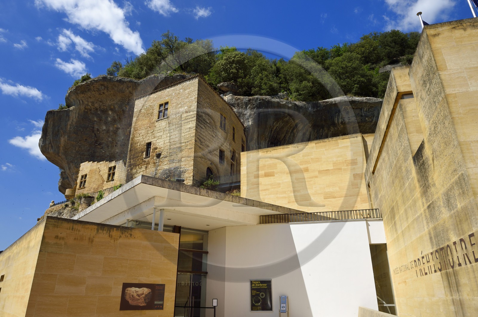 France, Dordogne (24), Périgord Noir, vallée de la Vézère, Les Eyzies-de-Tayac-Sireuil, site classé Patrimoine Mondial de l'UNESCO, le Musée National de la Préhistoire, extension créée par l'architecte Jean-Pierre Buffi, dominé par la falaise et l'ancien Chateau de Tayac