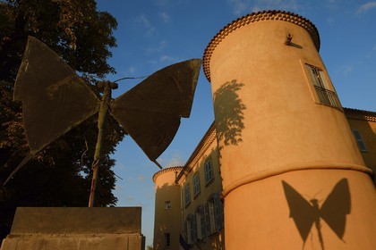 France, Var (83), La Dracénie, village de Tourtour, bronze appelé Flambé de Bernard Buffet sur l'esplanade de la mairie