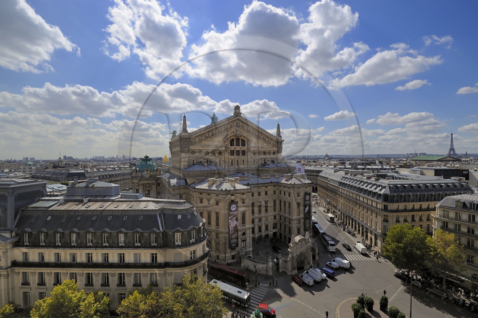 France, Paris (75), l'opera Garnier derrière le boulevard Haussmann et la rue Scribe