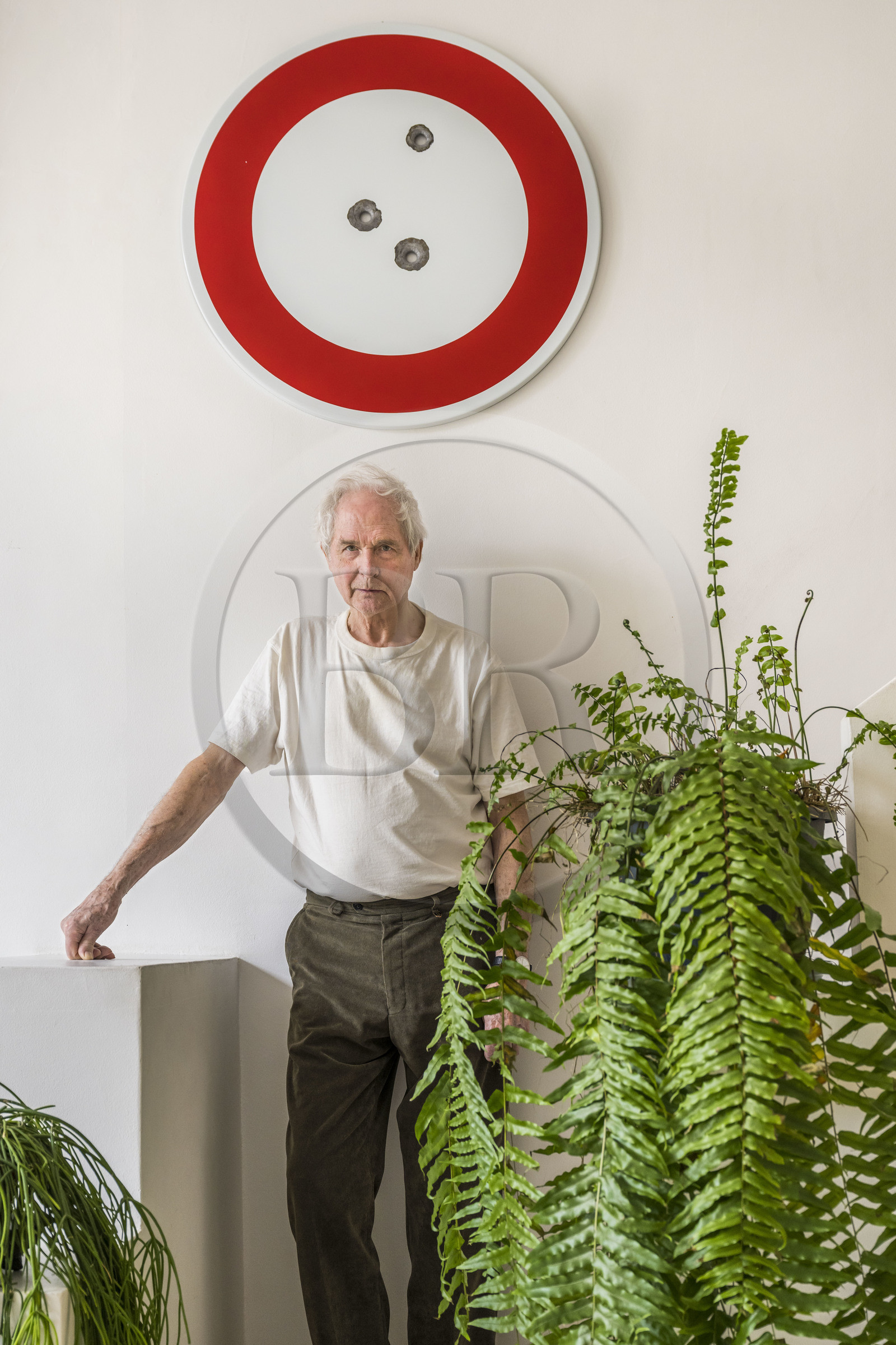 France, Paris (75), l'artiste plasticien Jean-Pierre Raynaud dans son appartement atelier