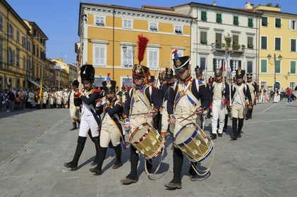 Italie, Ligurie, Sarzana, Napoleon Festival, soldats français de la Grande Armée du 18ème Régiment d'Infanterie de Ligne défilant sur la Piazza Matteotti