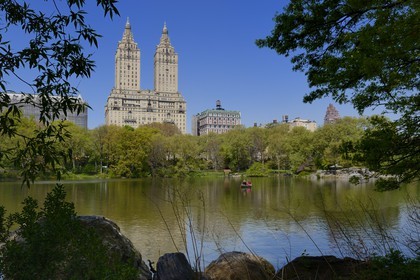 Etats-Unis, New York, Manhattan, Central Park, le Lac et la Skyline avec les immeubles Le San Remo (145 and 146 Central Park West)