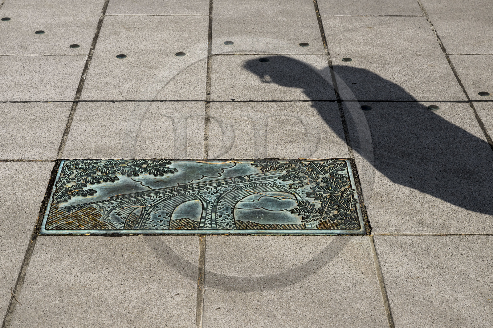 France, Vendée (85), La Roche-sur-Yon, place de la Vendée, une des vingt plaques de bronzes conçues par la fonderie d'art Macheret et représentant chacune des vingt intercommunalités du département, ici le Viaduc de Barbin pour le Pays de Mortagne