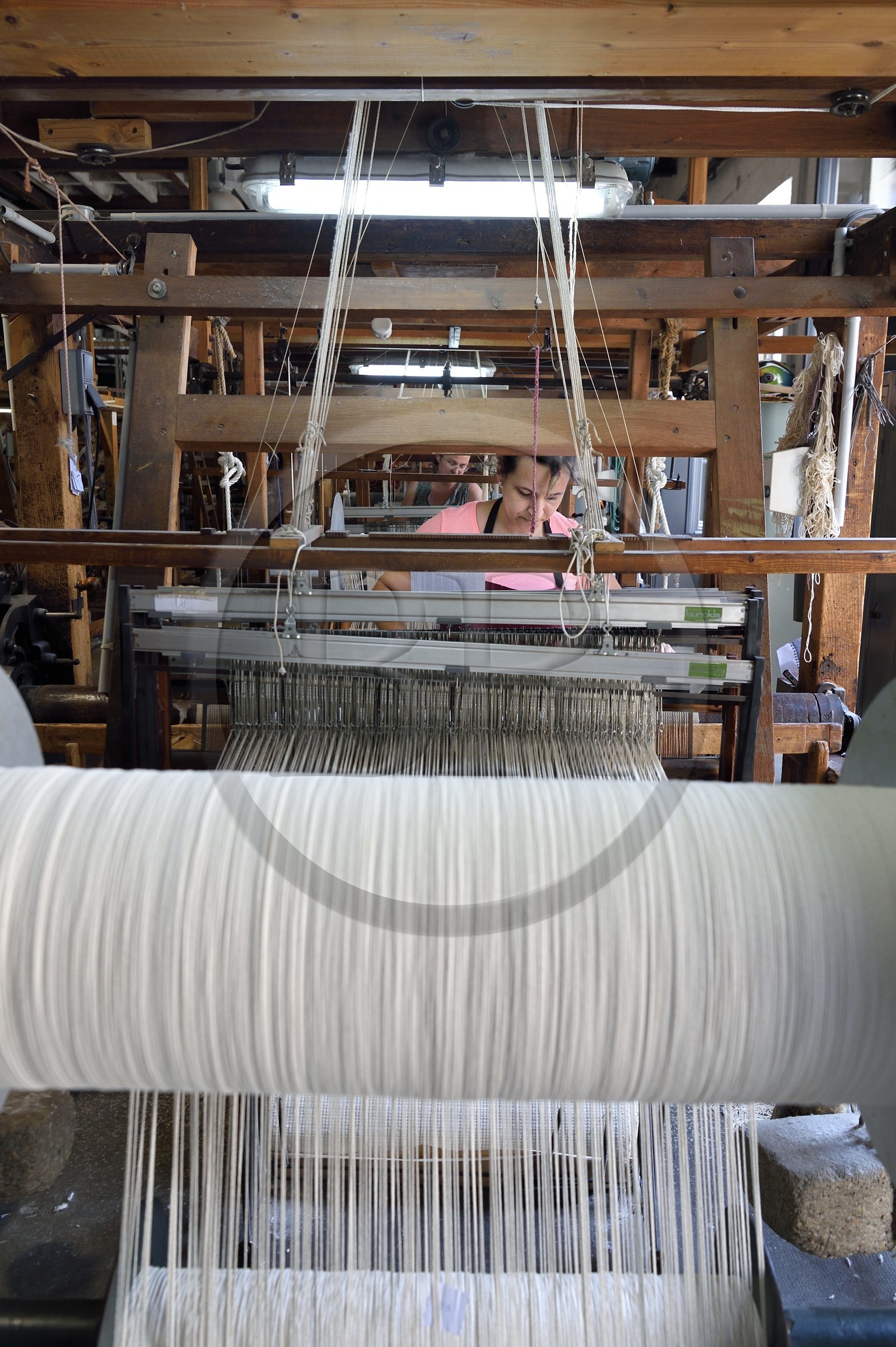 France, Var (83), Presqu'Ile de Saint-Tropez, Cogolin, la Manufacture Cogolin fabrique des tapis depuis 1924, la plupart sont tissés par lés sur des métiers Jacquard à bras du XIXème siècle, métier à tisser texturé