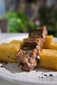 Portugal, Ile de Madère, Funchal, brochette de bœuf mis sur un bâton de laurier et cuite au feu de bois