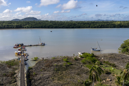 France, Guyane, Kourou, le ponton des pêcheurs sur l'estuaire du fleuve Kourou à proximité de la gare maritime des Balourous (vue aérienne)