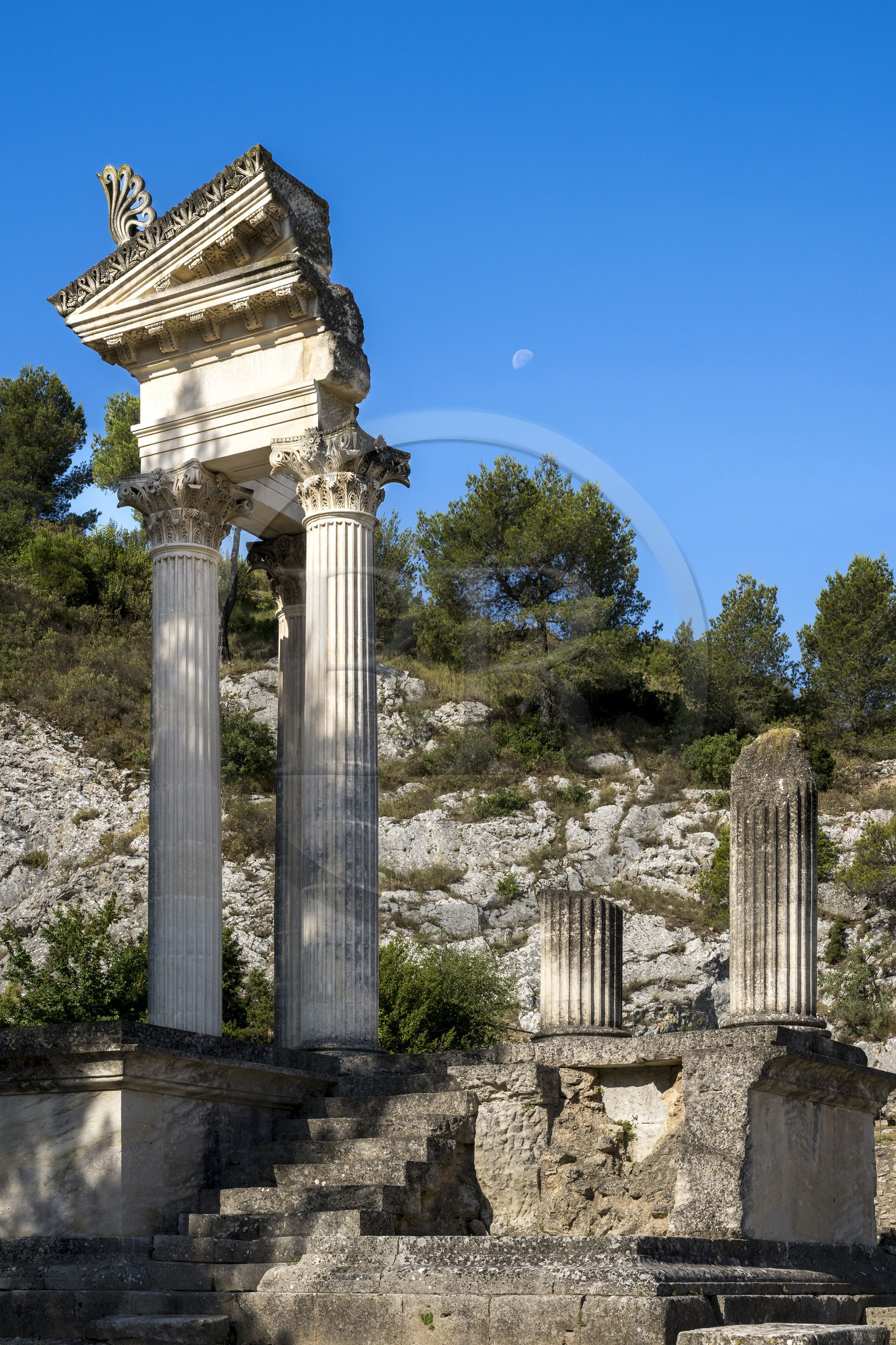 France, Bouches-du-Rhône (13), Parc Naturel Régional des Alpilles, Saint-Rémy-de-Provence, site archéologique de Glanum, colonnes et entablement reconstitués du petit temple géminé du premier forum