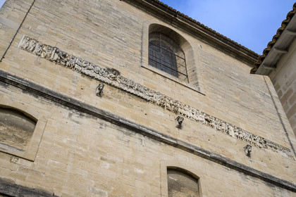France (30), Gard, Beaucaire, collégiale collégiale Notre-Dame des Pommiers, frise romane (12e-13e siècle), incorporée au sein du mur Est du clocher, seul vestige de l'ancienne église romane
