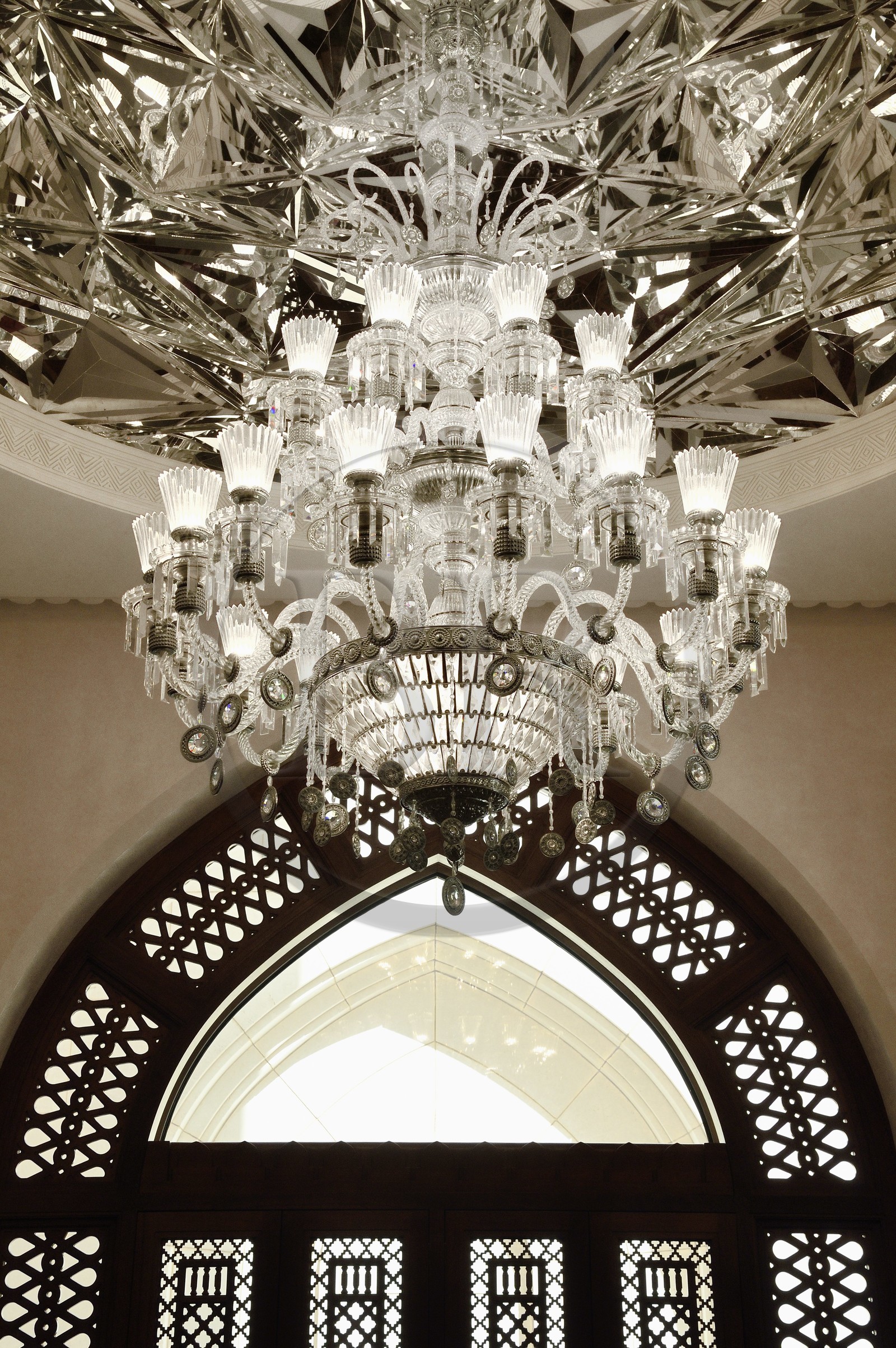 Sultanat d'Oman, Mascate, district Shati Al Qurm, Opera Galleria, luxueux centre commercial de l’Opéra Royal de Mascate, le restaurant Al Angham, lustre en cristal de hongrie et argent en clin d'oeil aux bijoux des femmes omanaises