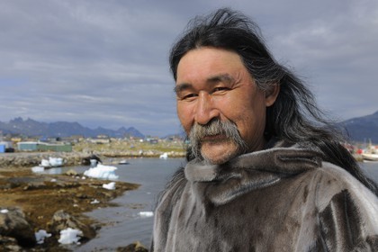 Groenland, ville de Nanortalik, Inuit en vêtements traditionnels en peau de phoque