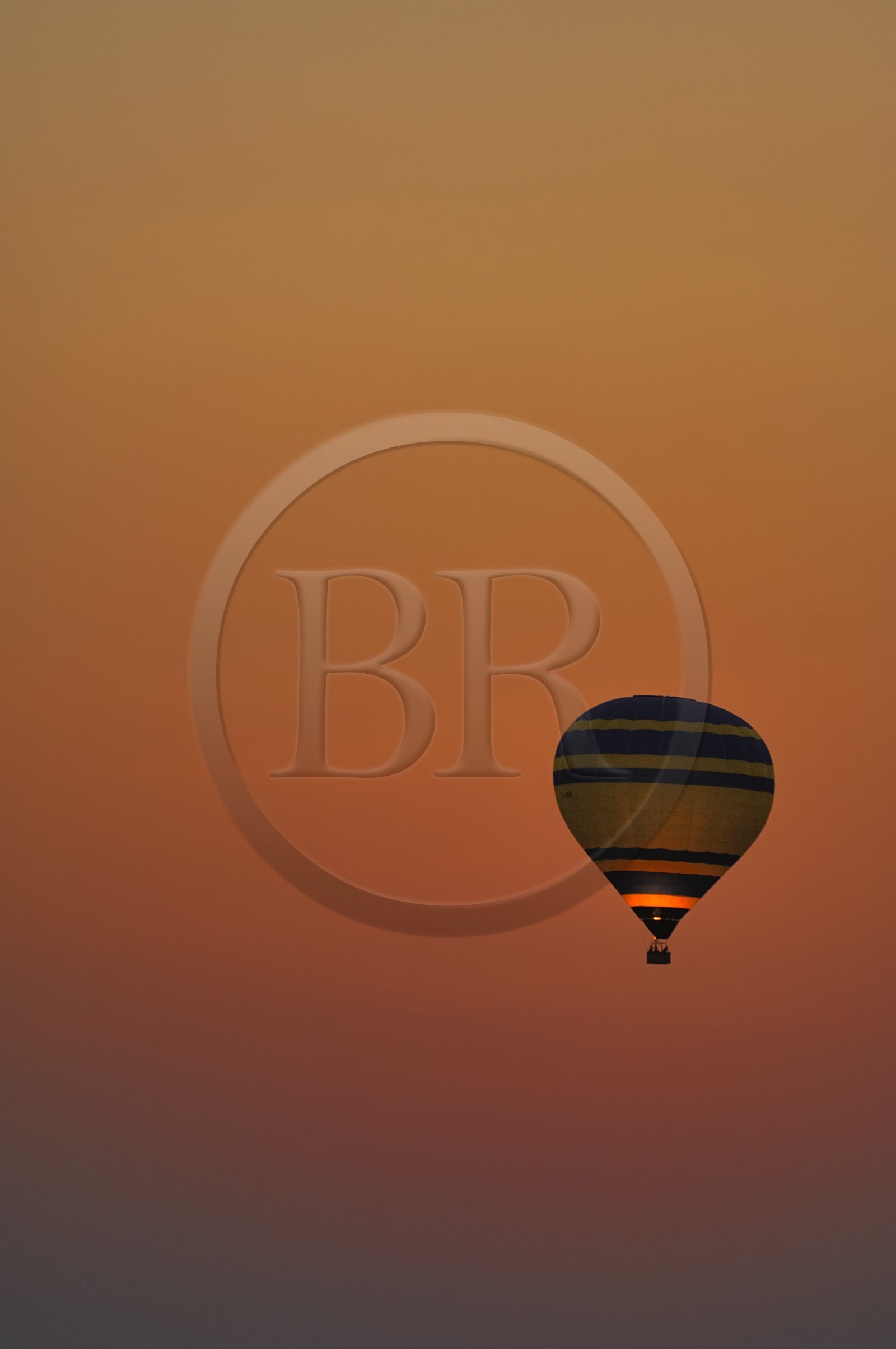 Egypte, Haute Egypte, vallée du Nil, Louxor, mongolfière survolant la rive ouest (vue aérienne)