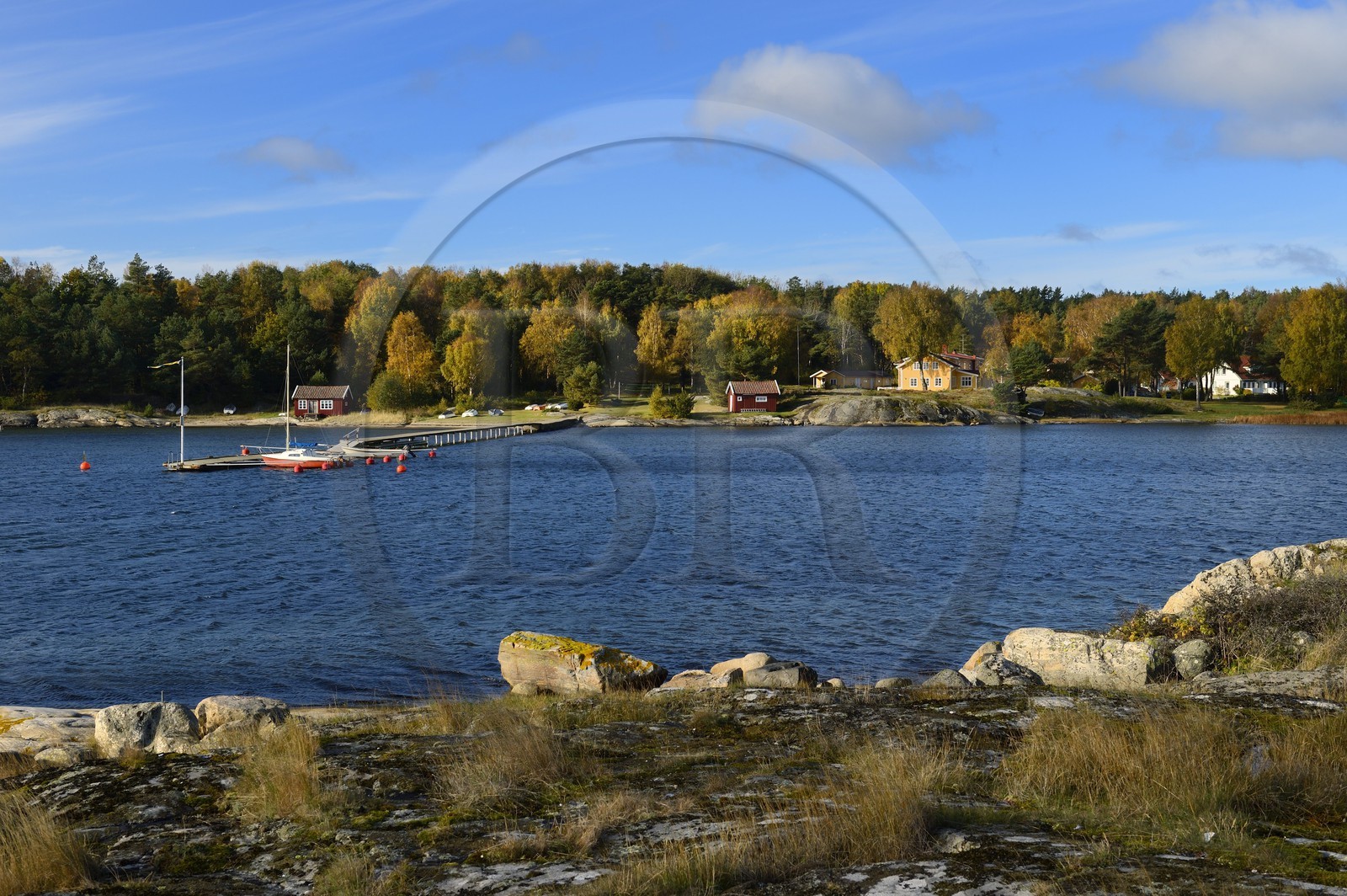 Suède, Västra Götaland, Iles Koster, Sydkoster, maisons et jetée de Bergdalen