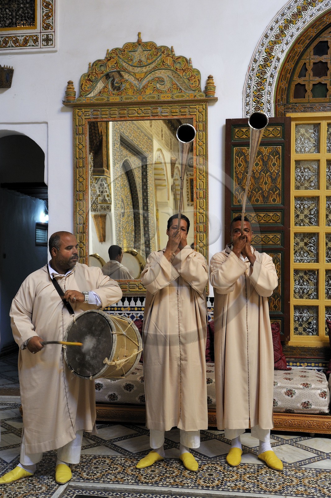 Maroc, Moyen Atlas, Fès, ville impériale, médina classée Patrimoine Mondial de l'UNESCO, Fès el Bali, le palais Mnebhi devenu aujourd'hui un restaurant, groupe de musiciens traditionels
