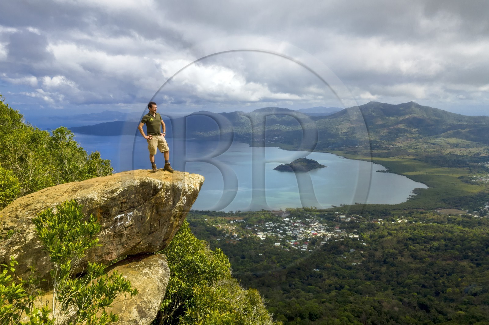 France, Ile de Mayotte, Grande-Terre, Réserve Forestière des Cretes du Sud, randonneur au sommet du Mont Choungui (594 mètres) et la Baie de Bouéni en arrière plan (vue aérienne)