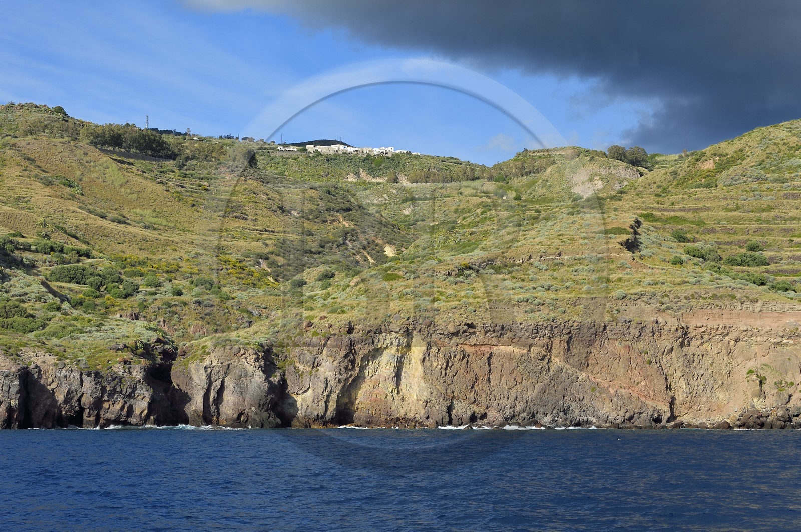 Italie, Sicile, iles Eoliennes, classées Patrimoine Mondial de l'UNESCO, Ile de Lipari, falaises de la cote Ouest