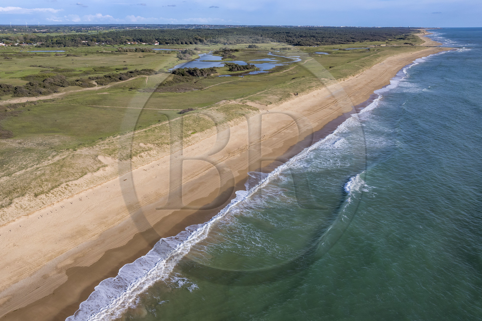France, Vendée (85), Bretignolles-sur-Mer, la plage des Dunes en été (vue aérienne)