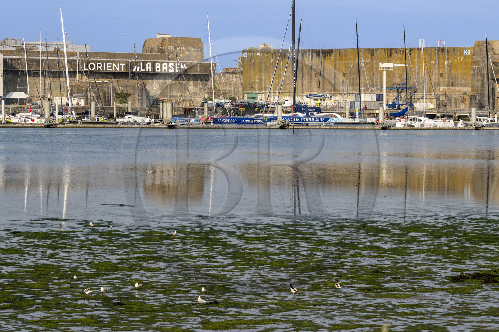 France, Morbihan (56), Lorient, le port de Lorient La Base dans l'ancienne base de sous-marins construite par les Allemands, il est conçu et équipé de façon à accueillir les professionnels du nautisme, les événements nautiques et les grandes unités telles que les monocoques et les multicoques de la Course au Large