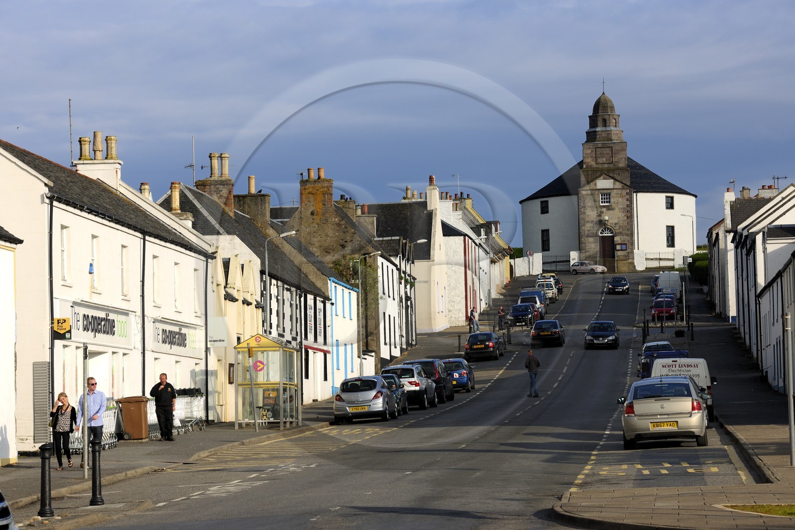 Royaume-Uni, Ecosse, Hébrides intérieures, Ile de Islay, Bowmore, la rue principale aboutissant à l'église ronde qui a été construit dans une forme circulaire pour empêcher le diable de se cacher dans un coin
