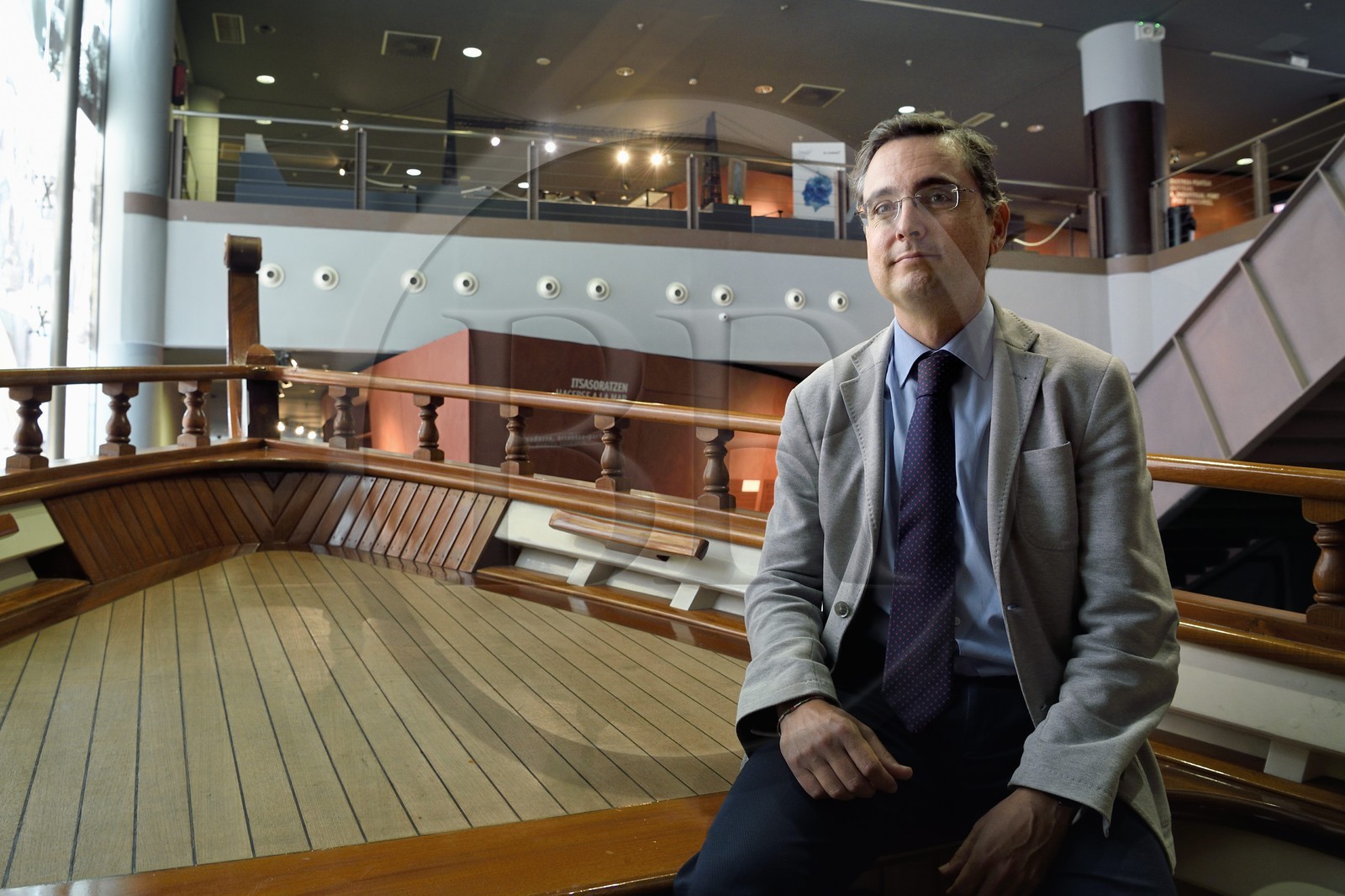 Espagne, Pays basque espagnol, Biscaye, Bilbao, Musée Maritime Ria de Bilbao, le directeur Jon Ruigomez matxin assis sur la réplique de la Felouque du consulat