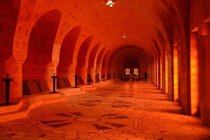 France, Meuse (55), Douaumont, bataille de Verdun, ossuaire de Douaumont, nécropole nationale abritant les tombeaux représentant les secteurs géographiques de la bataille de Verdun où sont gravés les noms des soldats disparus