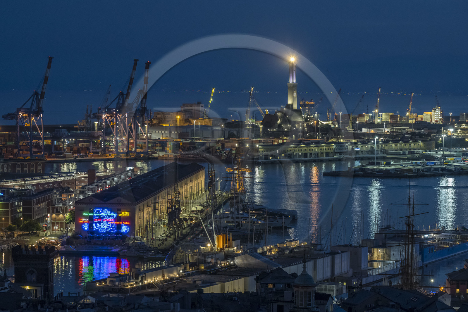 Italie, Ligurie, Gênes, le Porto Antico (Vieux Port) vu depuis le Belvédère du Castelletto, le port de commerce en arrière plan dominé par le phare de la Lanterna
