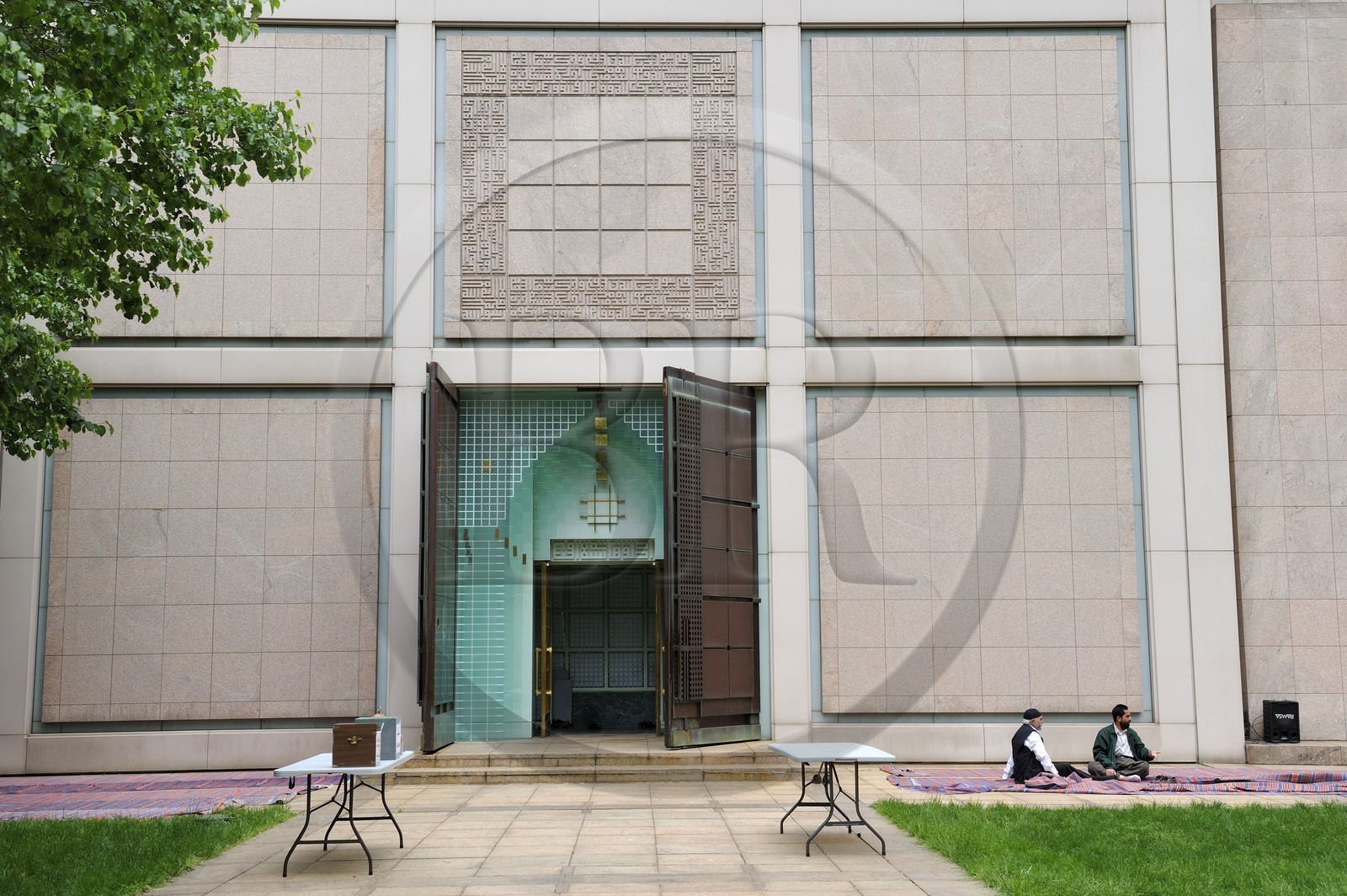 Etats-Unis, New York, Manhattan, Upper East side, la New York Mosque (Islamic Cultural Center) est le plus grand lieu de culte Musulman de la ville caractérisée par son style architectural moderne et son orientation en diagonale vers La Mecque, elle est située sur la 3ème Avenue entre la 96ème Rue et la 97ème Rue