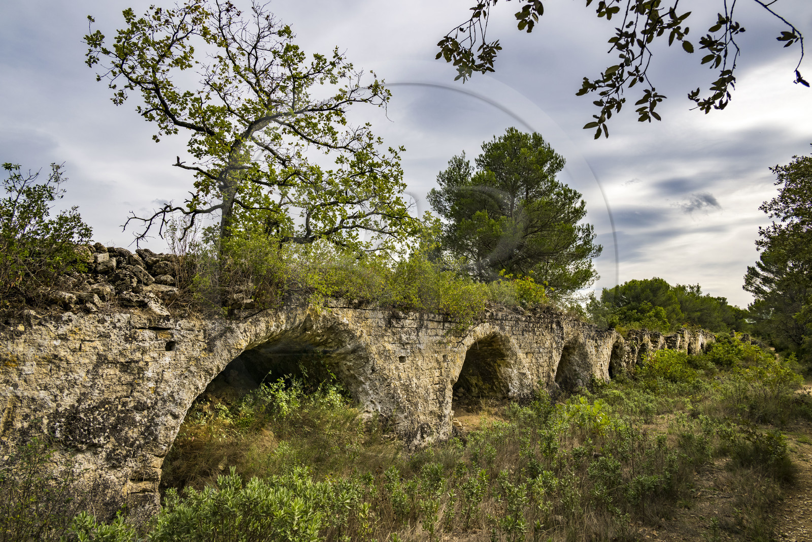 France, Gard (30), Vers-Pont-du-Gard, vestiges de l'aqueduc romain de plus de 52 km de longueur qui amenait l'eau de la Fontaine d'Eure au pied d'Uzès jusqu'à Nimes en passant sur le Pont du Gard