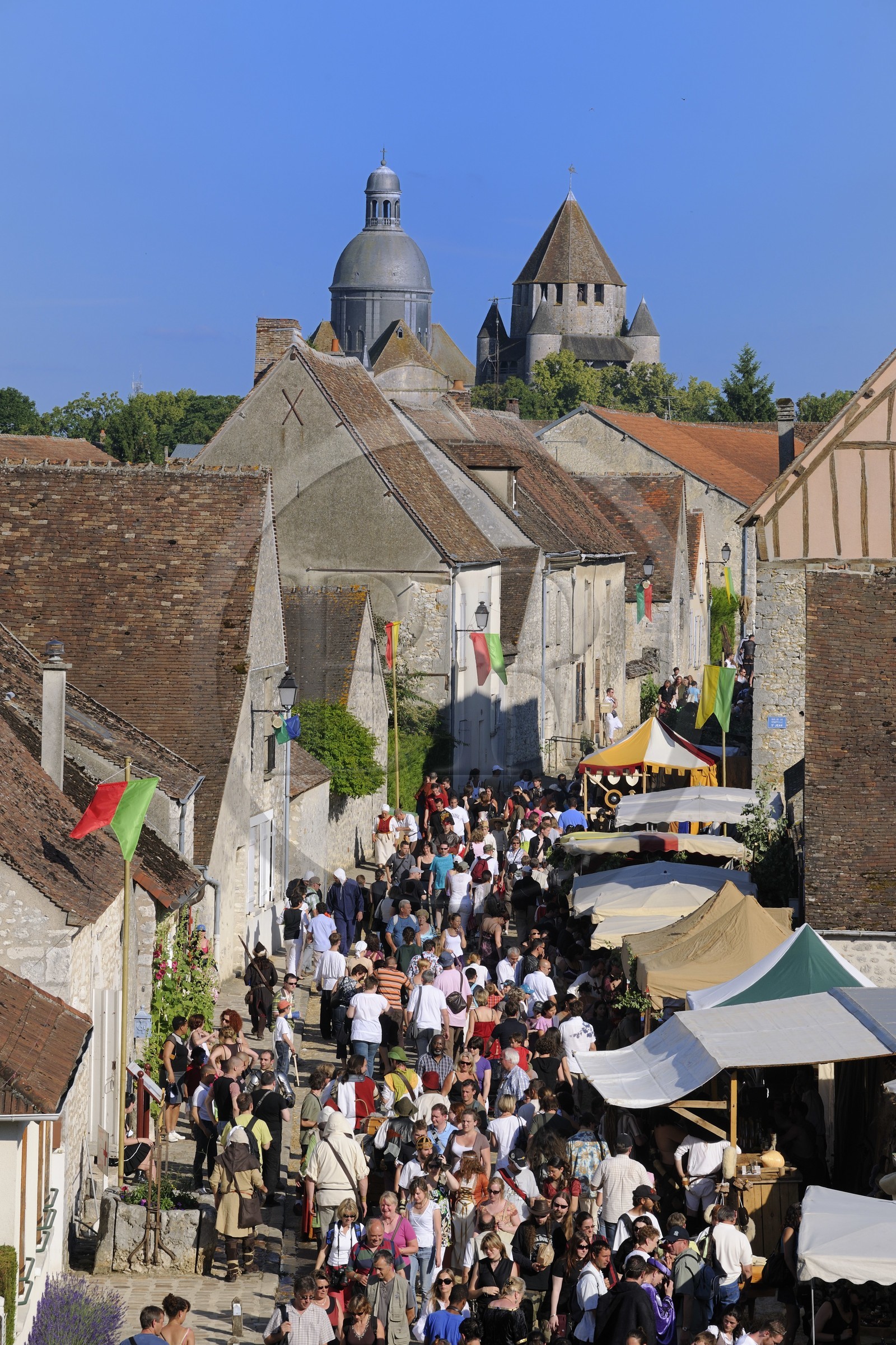 France, Seine et Marne (77), Les Médiévales de Provins, ville classée Patrimoine Mondial de l'UNESCO, route de Jouy menant à la Tour César et l'église Saint Quiriace