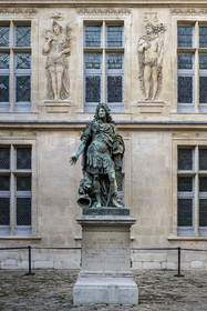 France, Paris (75), quartier du Marais, Musée Carnavalet, statue de Louis XIV en pied dans la cour d'honneur, oeuvre d’Antoine Coysevox