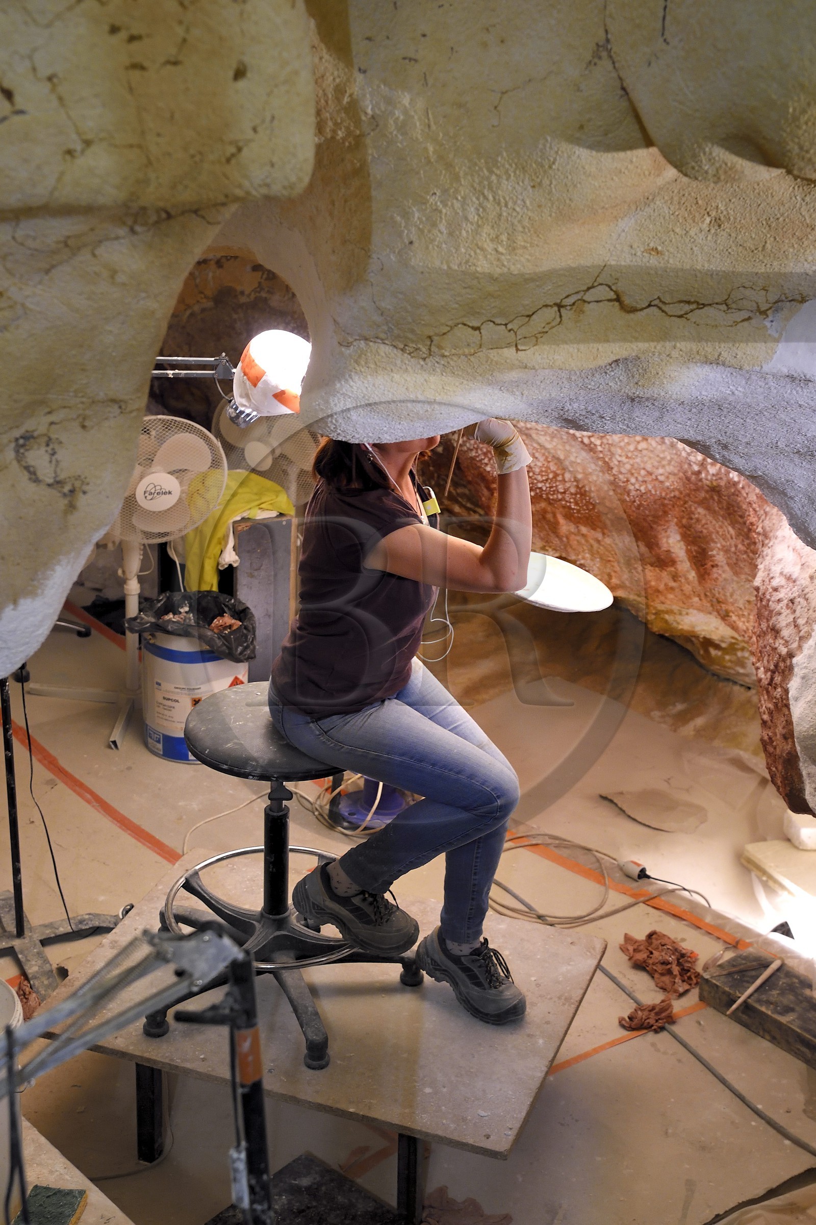 France, Dordogne (24), Montignac, chantier du futur Centre International de l'Art pariétal de Montignac-Lascaux (Lascaux 4), travaux de finitions dans le passage de la grotte reconstituée par l’Atelier des Fac-Similés du Périgord (AFSP)
