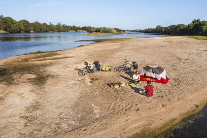 France, Maine-et-Loire (49), vallée de la Loire classée au Patrimoine Mondial par l'UNESCO, randonnée à bicyclette le long des berges de la Loire, campement pour la nuit sur un des bancs de sable formant des îles sur la Loire (vue aérienne)