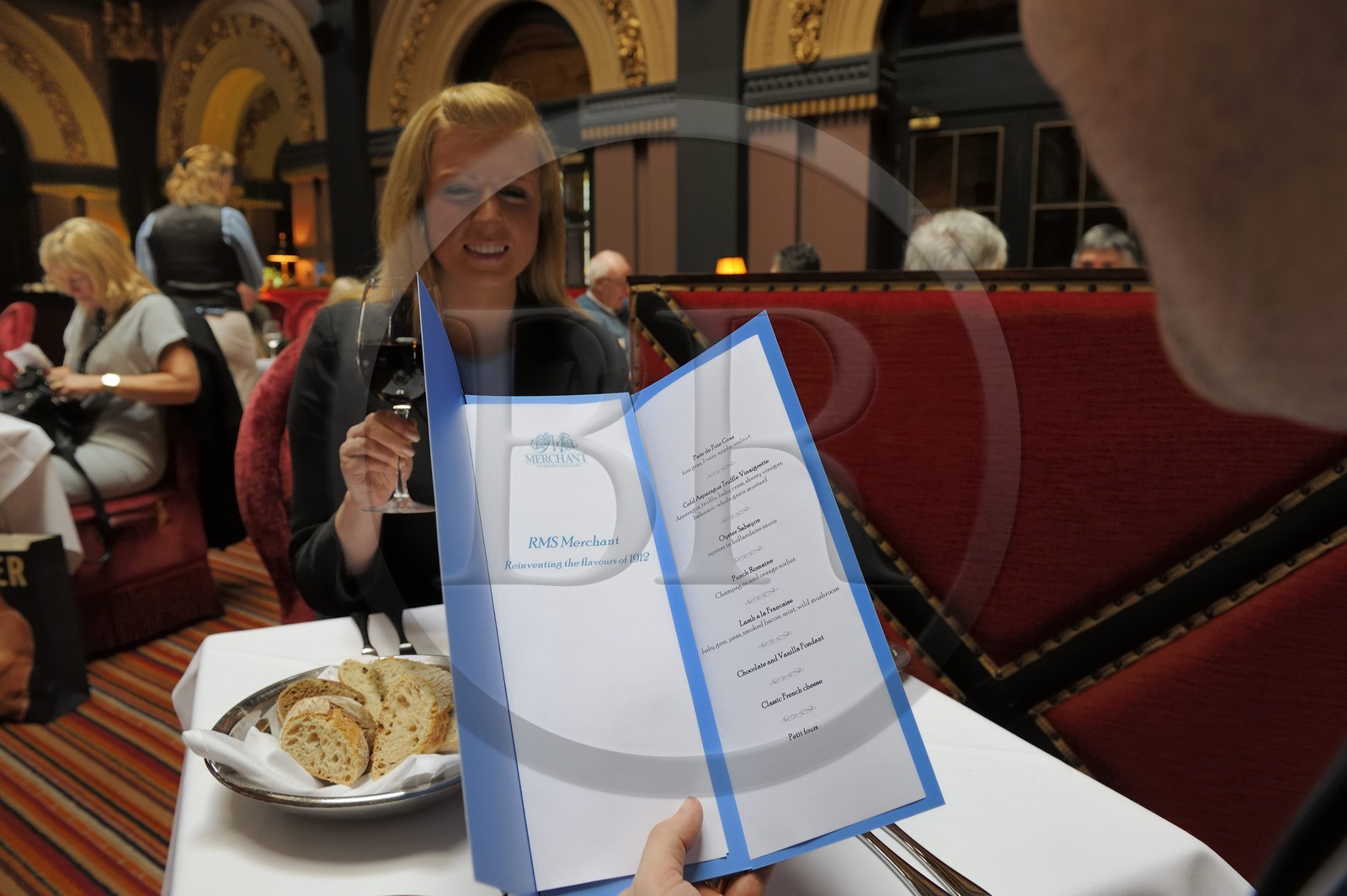 Royaume-Uni, Irlande du Nord, Belfast, la salle de restaurant du Merchant Hotel dans le Grand Hall d'une ancienne banque, menu special saveures de 1912 en hommage au Titanic