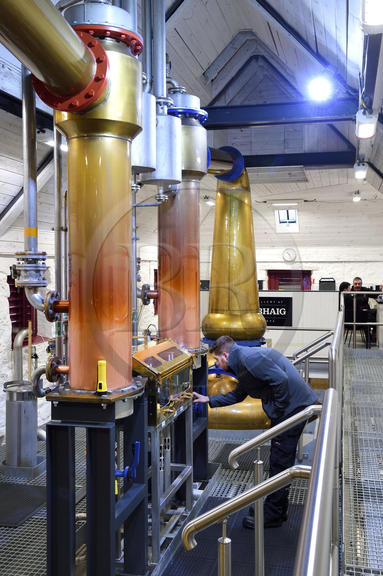 Royaume-Uni, Ecosse, région des Highlands, les Hébrides, Ile de Skye, Teangue, Distillerie de whisky Torabhaig, distillation du wash dans des alambics