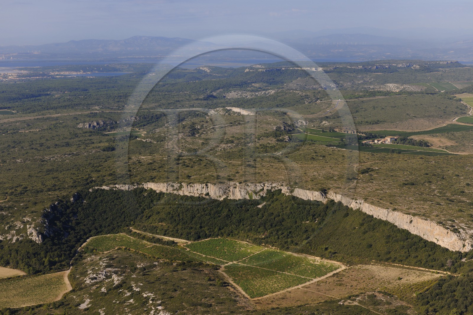 France, Aude (11), le massif de la Clappe situé entre Narbonne et la mer Méditerranée (vue aérienne)