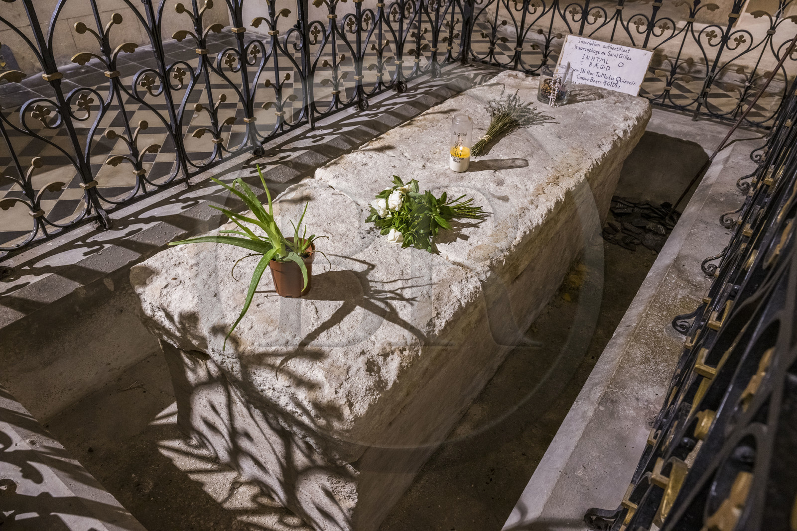 France, Gard (30), Saint-Gilles du Gard, église abbatiale de Saint-Gilles du XIIème-XIIIème siècle, classée Patrimoine Mondial de l'UNESCO au titre des chemins de Saint-Jacques de Compostelle en France, crypte ou église basse abritant le tombeau de Saint Gilles