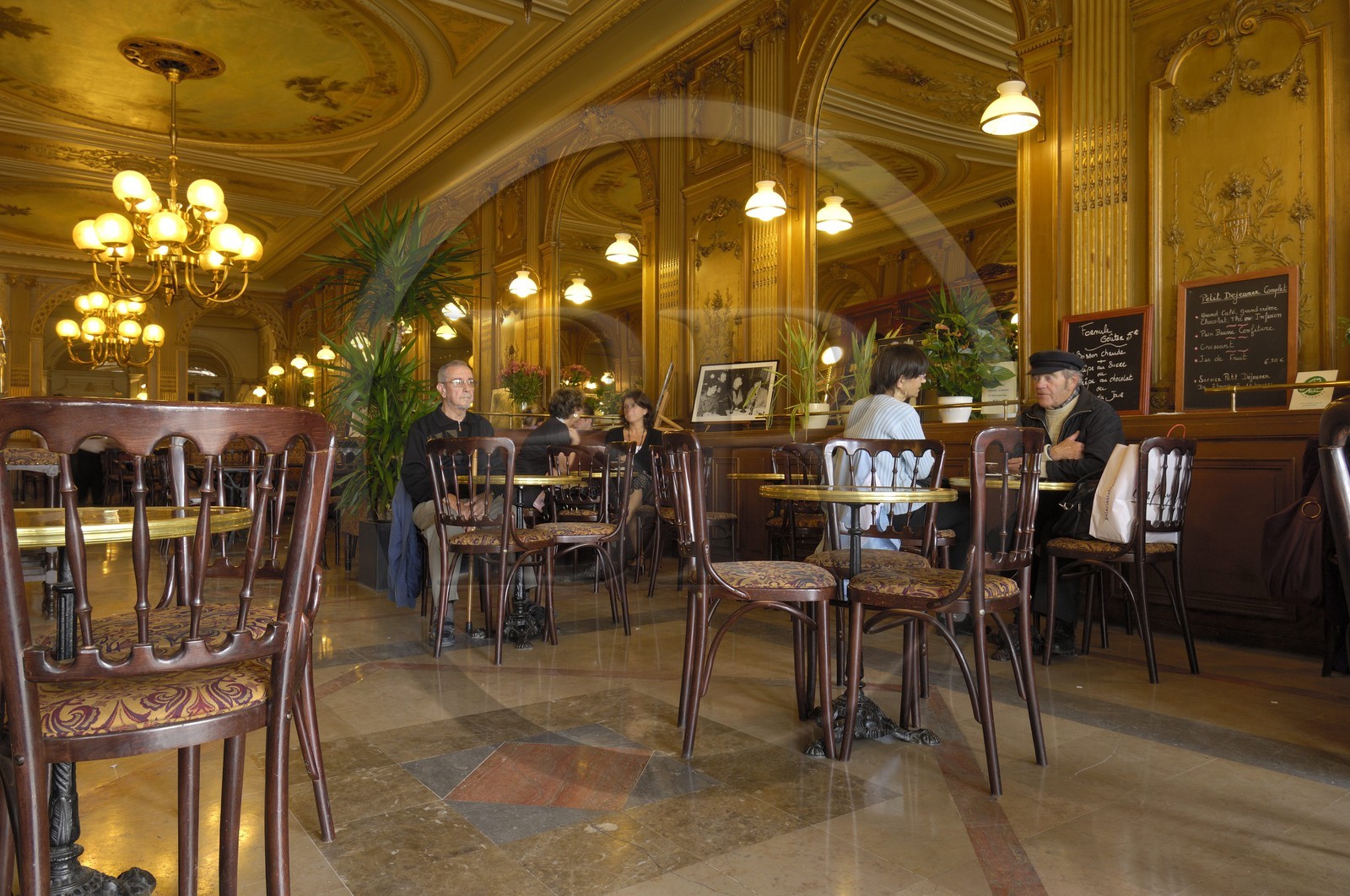 France, Charente-Maritime (17), La Rochelle, le Café de la Paix du 19ème s. place de Verdun