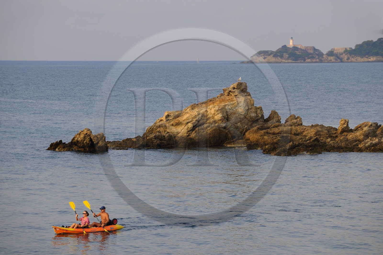 France, Var (83), presqu'île de Giens, Kayak de mer le long de la côte vers la Tour Fondue