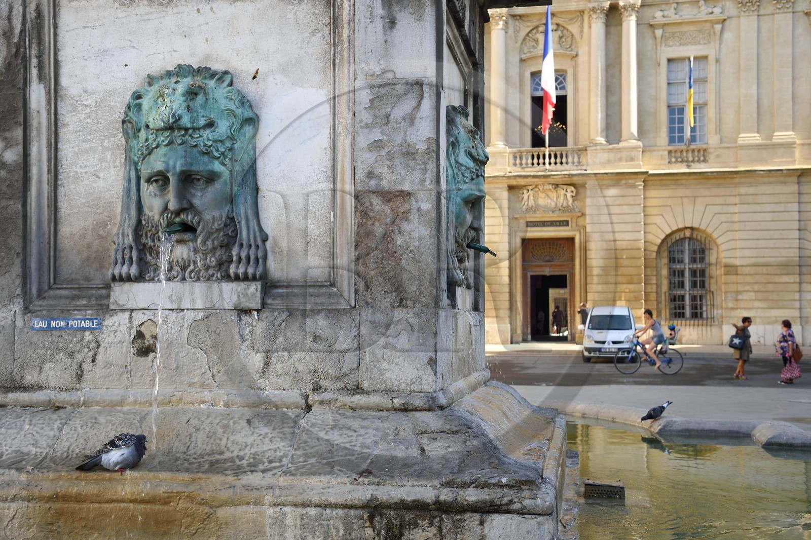 France, Bouches-du-Rhône (13), Arles, place de la République, fontaine de l'obélisque et l'Hotel de Ville en arrière plan