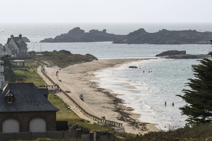 France, Cotes-d'Armor, Cote de Granit Rose, Trégastel, Grève Blanche beach