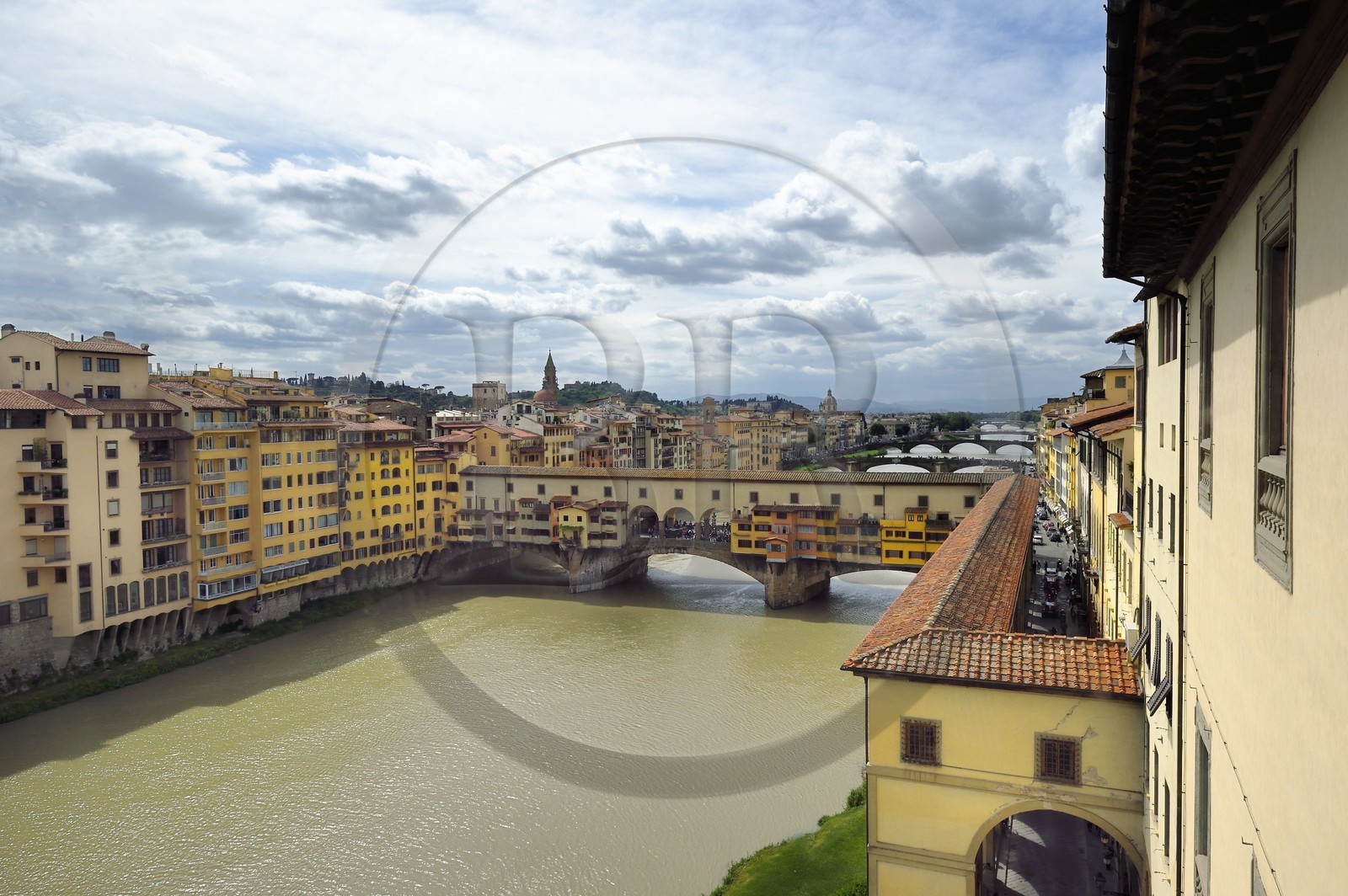 Italie, Toscane, Florence, centre historique classé Patrimoine Mondial de l'UNESCO, le Ponte Vecchio sur l'Arno vu depuis la Galleria degli Uffizi (galerie des Offices), le corridor de Vasari, passage protégé et couvert qu'empruntaient les Médicis entre le palazzo Vecchio et le palais Pitti, lorsqu'il traverse l'Arno sur le Ponte Vecchio