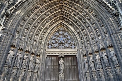 France, Seine-Maritime (76), Rouen, abbatiale Saint-Ouen (XIIème au XVème siècle) de style gothique rayonnant et flamboyant, le portail central de la facade occidentale, composé du Christ sur le pilier central de la grande porte entouré des apotres