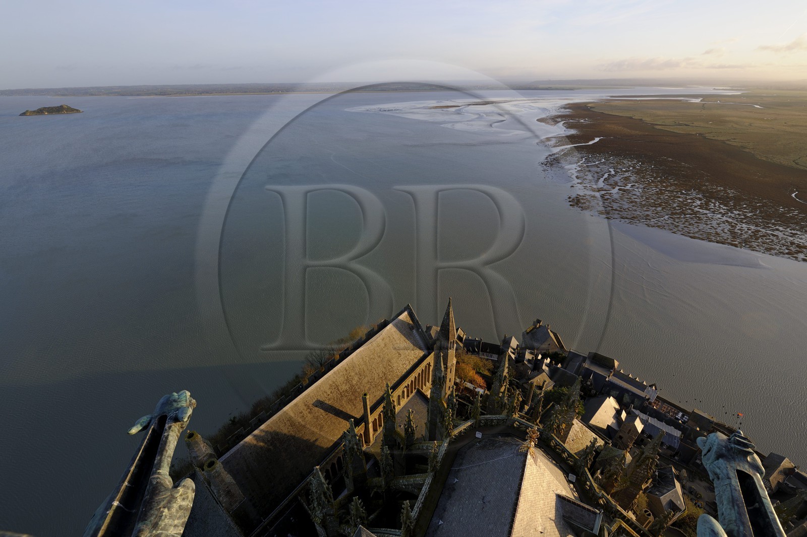 France, Manche (50), Mont-Saint-Michel, classé Patrimoine Mondial de l'UNESCO, chevet et la baie vus depuis la flèche à l'aube