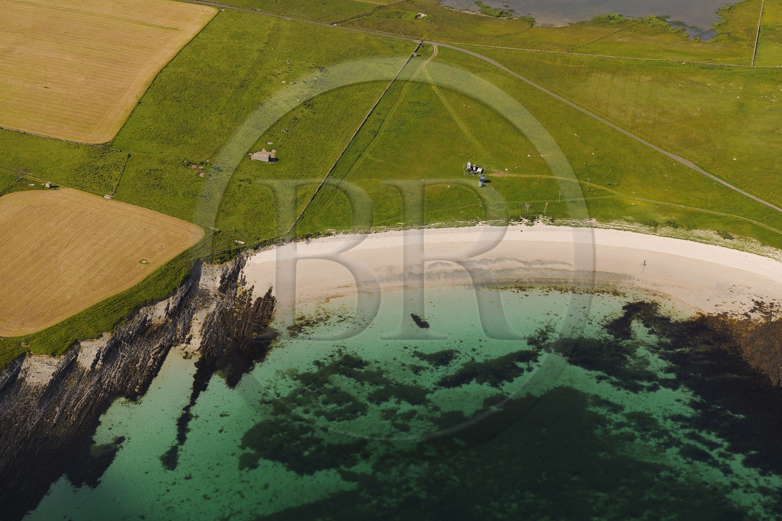 Royaume-Uni, Ecosse, Iles Orcades, Ile de Papa Westray, plage et mer translucide (vue aérienne)