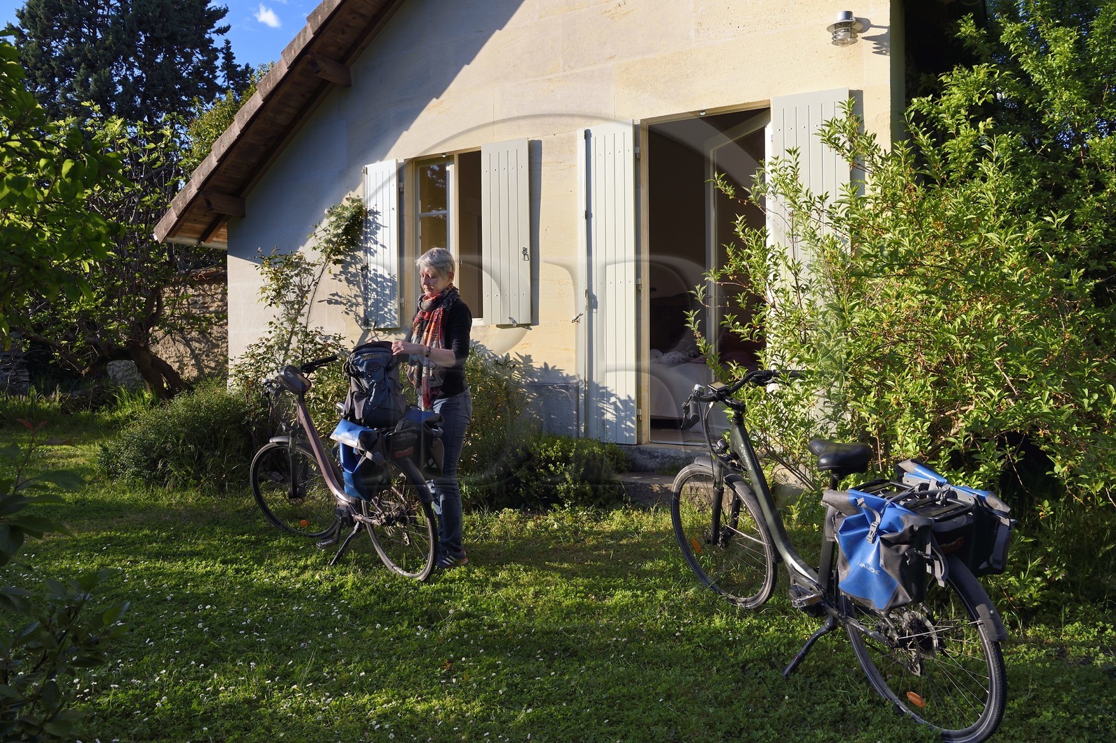 France, Charente (16), Cognac, cyclistes faisant la véloroute La Flow Vélo devant la chambre d’hotes Jardins en Ville