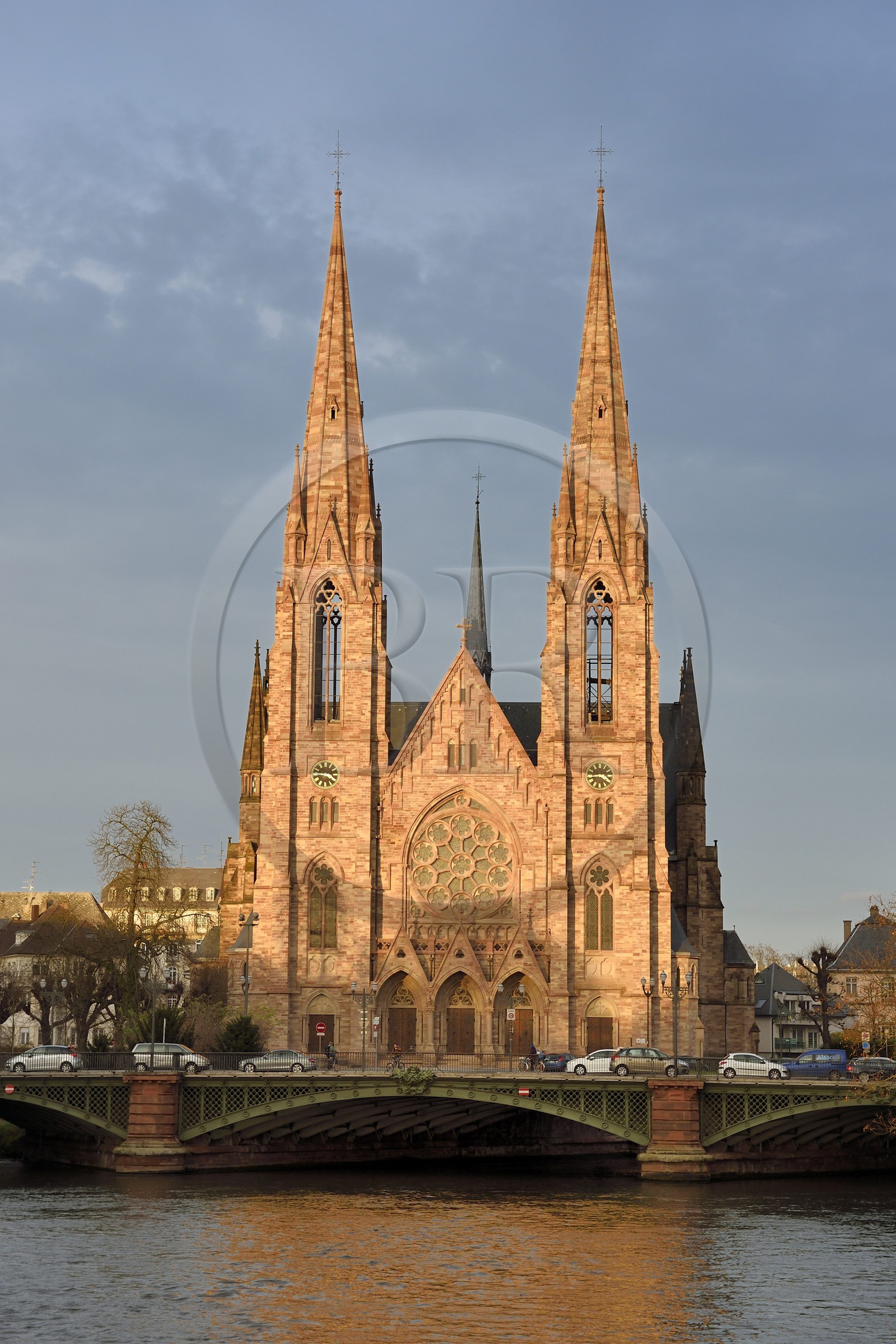 France, Bas-Rhin (67), Strasbourg, l'église réformée Saint Paul etl a rivière Ill