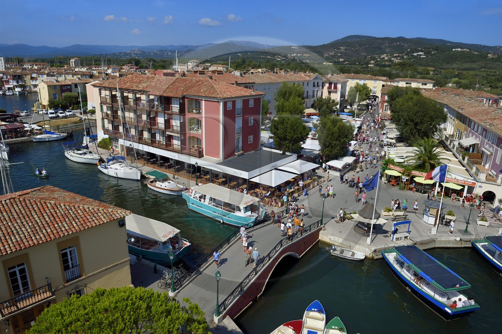 France, Var (83), golfe de Saint-Tropez, la cité lacustre de Port-Grimaud, la place du marché et le vieux village de Grimaud en arrière plan à gauche