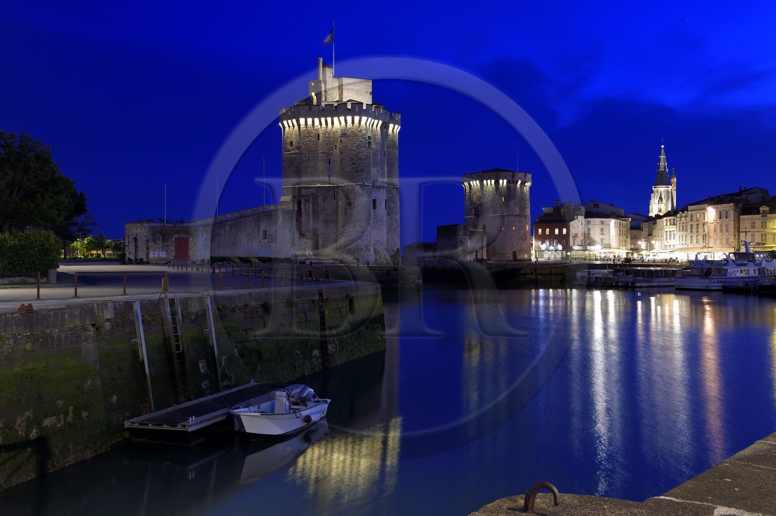 France, Charente-Maritime (17), La Rochelle, la Tour Saint-Nicolas à gauche et la Tour de la Chaîne à droite protègent l'entrée du Vieux Port, la tour de la Lanterne en arrière plan