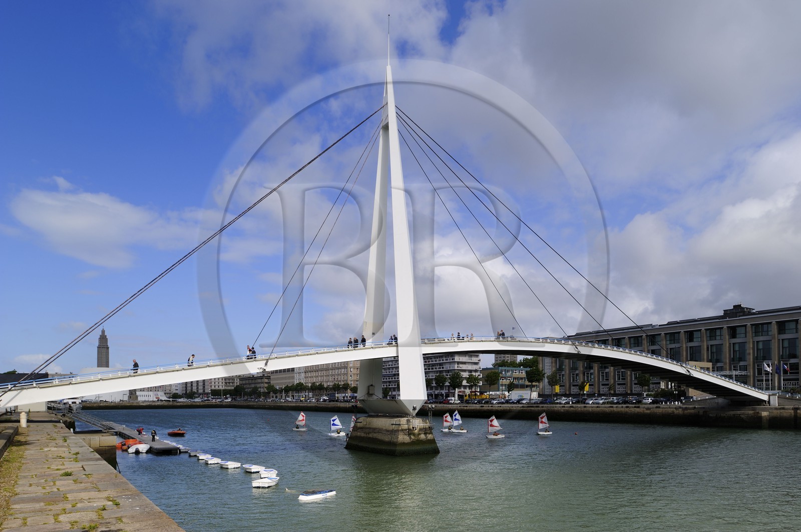 France, Seine-Maritime (76), Le Havre, Centre-ville reconstruit du Havre par Auguste Perret classé Patrimoine Mondial de l'UNESCO, Passerelle du bassin du Commerce réalisé par Guillaume Gillet (1969)