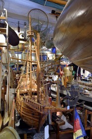 France, Var, Saint-Tropez, place de l'Ormeau, La Vieille Mer marine antiques store